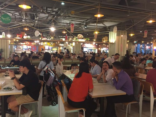 Japan Food Townの隣にあるフードコート。平日夜7時に撮影。
