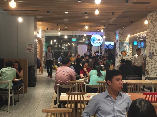 ドン・キホーテが運営するDon Don Donkiの隣にある日本食フードコートの北海道マルシェ。平日午後8時撮影。ドンキからの客が流れていること、フードコートの形式をとって価格を抑えていることから他の日本食街よりはうまくいっている。