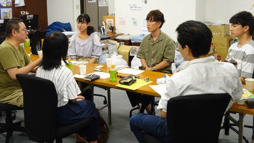 写真奥左から、福西さん、上原さん、浪山さん、手前右から、オバタカズユキ氏、小暮さん、徳永さん