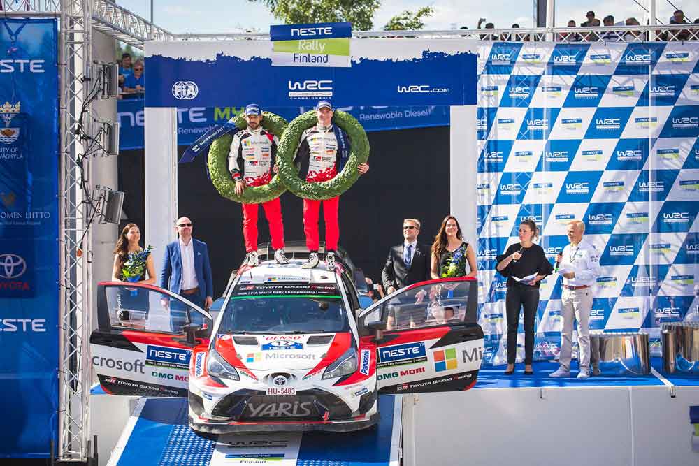 WRC第9戦、ラリー・フィンランドで見事に初優勝を遂げたドライバーのエサペッカ・ラッピ選手とコ・ドライバーのヤンネ・フェルム選手（写真：トヨタ自動車）
