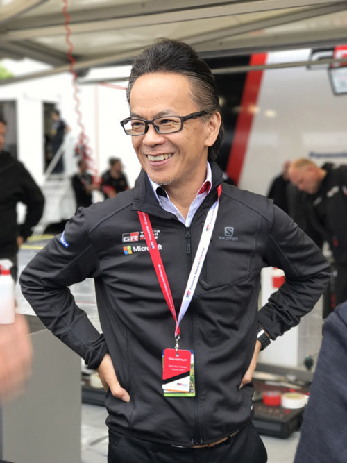 友山茂樹トヨタ自動車専務役員　1981年入社。1991年に現社長の豊田章男氏（当時係長）と出会い、ディーラーへのトヨタ生産方式の導入や、1998年のGAZOO.comの立ち上げなど多くの仕事を共にする。その後、海外勤務などを経て2007年に豊田氏（当時副社長）とGAZOO Racingを立ち上げ、ニュル24時間レースへの挑戦を始める。2015年に専務役員に就任。現在はGAZOO Racingカンパニーのプレジデントをはじめ、事業開発本部（本部長）、渉外・広報本部、情報システム本部（本部長）コネクティッドカンパニーのプレジデント、Chief Information Security Officerなどを兼務する（写真：藤野太一）