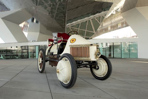 1900年に発表された“Semper Vivus”。インホイールモーターの駆動システムとガソリンエンジンとを組み合わせた世界初のフルハイブリッドカー。これは3年をかけて復元されたもので実際に走行が可能という