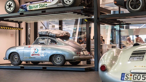 ポルシェミュージアム内にあるガレージで、展示への準備を進める鈴木さんの356
