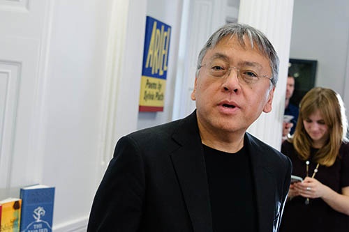 今年のノーベル文学賞の受賞が決まり、10月5日当日、記者会見で話すカズオ・イシグロ(写真:ZUMA Press/アフロ)