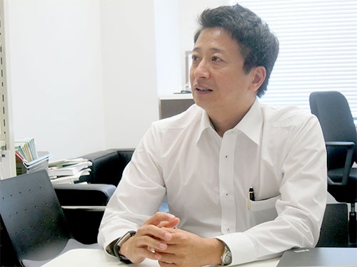 <span class="fontBold">南和気氏</span><br />大阪大学法学部卒業後、米国企業を経て2004年よりSAPジャパンに入社。人事ソリューション事業責任者、アプリケーション営業責任者などを歴任し現職。現在、 SAP Asia Pacific Japanに所属。200社を超える人事コンサルティングの実績を持ち、グローバル経営戦略において「日本企業が勝つための人事」の提言に定評がある。著書に『世界最強人事』、『人事こそ最強の経営戦略』など。2017年度、立命館大学大学院にて「人的資源管理」講師を担当。