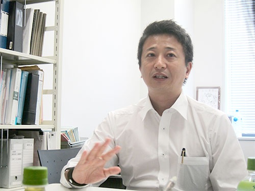 <span class="fontBold">南和気氏</span><br />大阪大学法学部卒業後、米国企業を経て2004年よりSAPジャパンに入社。人事ソリューション事業責任者、アプリケーション営業責任者などを歴任し現職。現在、 SAP Asia Pacific Japanに所属。200社を超える人事コンサルティングの実績を持ち、グローバル経営戦略において「日本企業が勝つための人事」の提言に定評がある。著書に『世界最強人事』、『人事こそ最強の経営戦略』など。2017年度、立命館大学経営大学院にて「人的資源管理」講師を担当。