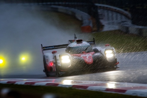 どんどん激しくなる雨の中、水しぶきを巻き上げ走る7号車トヨタTS050ハイブリッド(写真:Marius Hecker)