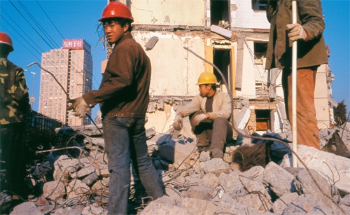 上海万博の会場になる場所でビルを取り壊す農民工たち（2005年、写真＝山田泰司）