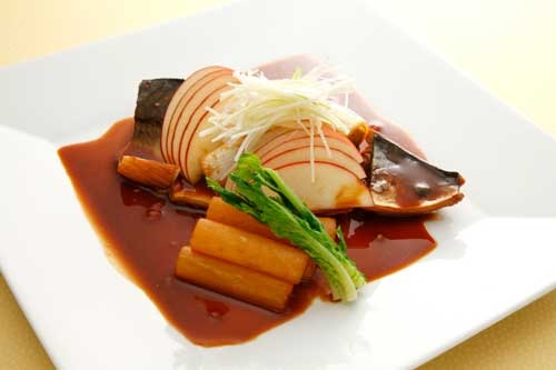 「『サバの味噌煮』、リンゴ、ショウガ、冬野菜添え」