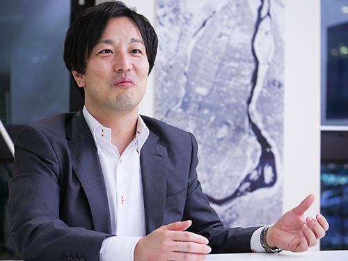 <b>中村友哉(なかむら・ゆうや)氏<br />アクセルスペース代表取締役</b><br />1979年三重県生まれ。東京大学大学院工学系研究科航空宇宙工学専攻博士課程修了。在学中に超小型衛星の開発に携わる。卒業後、同専攻での特任研究員を経て2008年にアクセルスペースを設立し、代表取締役に就任。(写真:加藤 康)