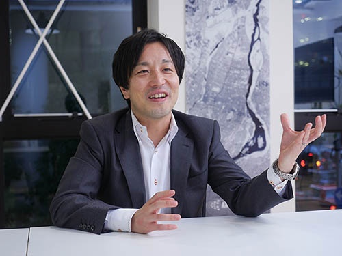 中村友哉(なかむら・ゆうや)氏アクセルスペース代表取締役1979年三重県生まれ。東京大学大学院工学系研究科航空宇宙工学専攻博士課程修了。在学中に超小型衛星の開発に携わる。卒業後、同専攻での特任研究員を経て2008年にアクセルスペースを設立し、代表取締役に就任(写真:加藤 康)