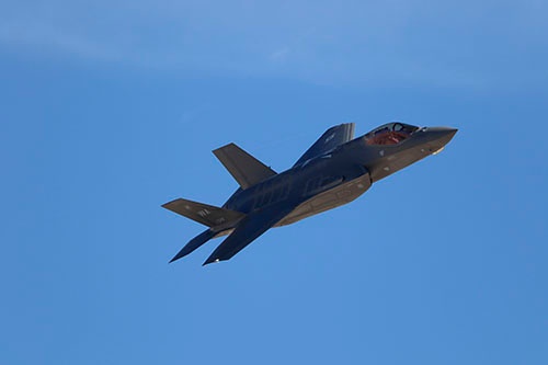 2017年11月に米国のネリス空軍基地で開催されたエアショーでは、最新鋭のステルス戦闘機「F-35AライトニングII戦闘機」が披露された(写真:井上 孝司)