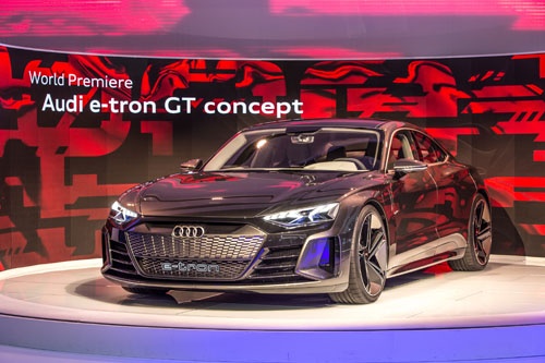 2018年のLAショーで公開された「e-tron GTコンセプト」。