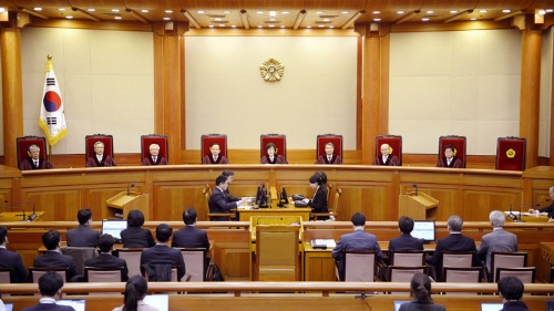 韓国の憲法裁判所は8人の裁判官全員の一致した意見として朴大統領の罷免を宣告した(写真:代表撮影/AP/アフロ)