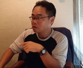 <b>木村幹</b>(きむら・かん)<br>神戸大学大学院・国際協力研究科教授、法学博士(京都大学)。1966年大阪府生まれ、京都大学大学院法学研究科博士前期課程修了。専攻は比較政治学、朝鮮半島地域研究。政治的指導者の人物像や時代状況から韓国という国と韓国人を読み解いて見せる。受賞作は『<a href="http://www.amazon.co.jp/gp/product/4623032922/" target="_blank">朝鮮/韓国ナショナリズムと「小国」意識</a>』(ミネルヴァ書房、第13回アジア・太平洋賞特別賞受賞)と『<a href="http://www.amazon.co.jp/gp/product/4623037576/" target="_blank">韓国における「権威主義的」体制の成立</a>』(同、第25回サントリー学芸賞受賞)。一般向け書籍に『<a href="http://www.amazon.co.jp/gp/product/4087202410/" target="_blank">朝鮮半島をどう見るか</a>』(集英社新書)、『<a href="http://www.amazon.co.jp/gp/product/4121019598/" target="_blank">韓国現代史</a>』(中公新書)がある。最新作の『<a href="http://www.amazon.co.jp/gp/product/4623071758/">日韓歴史認識問題とは何か</a>』(ミネルヴァ書房)で第16回 読売・吉野作造賞を受賞した。ホームページは<a href="http://kimurakan.web.fc2.com/kanhome.htm" target="_blank">こちら</a>