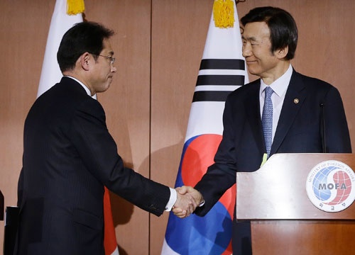 2015年12月28日、日韓の外相が従軍慰安婦問題で合意したが、先行きには暗雲が(写真:AP/アフロ)