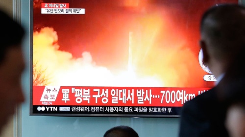 北朝鮮のミサイルが発足直後の文在寅政権を揺さぶる(写真:AP/アフロ)