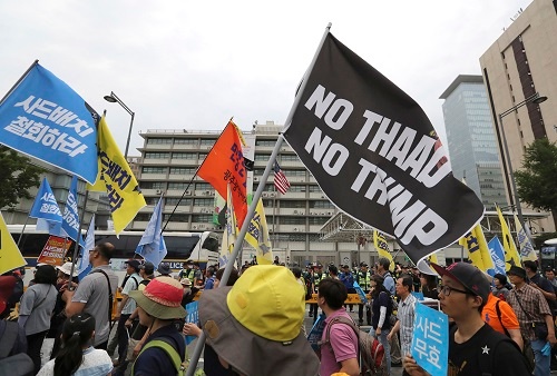 6月24日、THAAD配備反対派がソウルに集結。デモ隊の「米国大使館包囲」を裁判所が認可したのは初めて(写真:AP/アフロ)