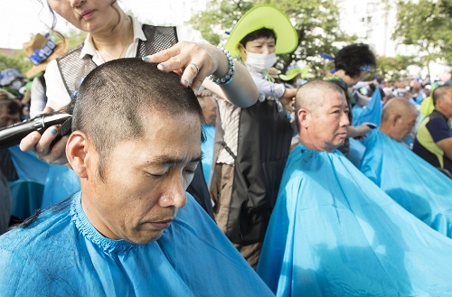 THAAD配備決定に抗議して断髪する星州の市民たち。韓国の国論分裂が進む(写真:Abaca/アフロ)