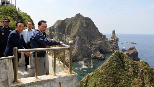 2012年8月10日、李明博大統領は竹島に上陸。前年に日本のスワップ枠のお陰で通貨危機を乗り切った後の掌返しだった(写真:代表撮影/AP/アフロ)