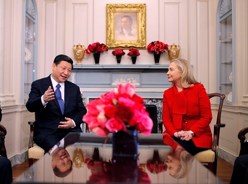 2012年、副主席だった習近平が訪米した際、国務長官だったヒラリーと会談した。ヒラリーが大統領になれば、アジア問題は「米中直接交渉」で対処する場面が増えるかもしれない(写真:AP/アフロ)