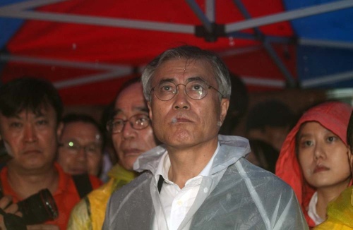ソウルの日本大使館前で2012年8月15日に開かれた慰安婦問題デモに参加した民主統合党時代の文在寅氏(写真:YONHAP NEWS/アフロ)
