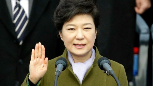 写真は2013年2月、朴槿恵大統領の就任式。国民の期待に応えることを誓ったが…(写真:AP/アフロ)