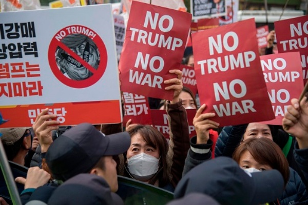 高笑いする金正恩 挙動不審の文在寅 日経ビジネス電子版