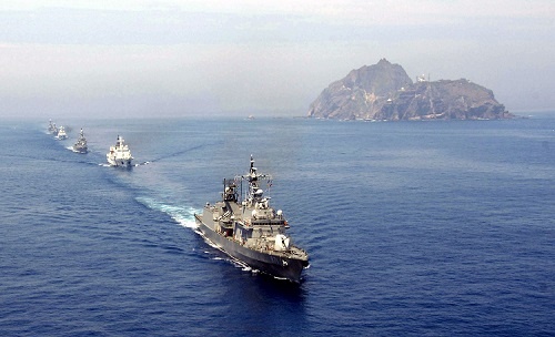 単従陣で旗艦を務める韓国の駆逐艦「広開土大王」、2008年7月撮影(写真:SOUTH KOREA NAVY/AFP/アフロ)