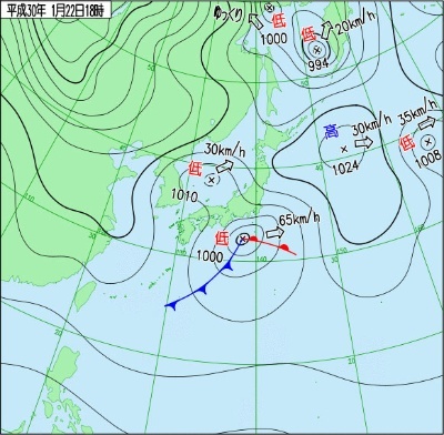 2018年1月22日18時の天気図。文字通り、日本列島の南にある低気圧が「南岸低気圧」だ。(気象庁ホームページより)