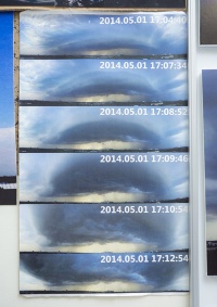 ガストフロントの周囲にできる特徴的な雲「アーククラウド」の連続写真。積乱雲から弧状に広がっている。