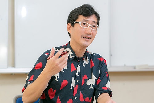 小笠原の鳥の生態を研究している川上和人さん。