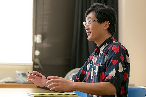 鳥類学者の川上和人さん。語り口はクールだが、研究が好きでたまらないという顔をのぞかせる。
