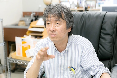 マイクロプラスチック研究の第一人者である東京農工大学の高田秀重教授。