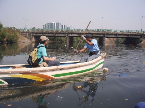 インド、ムンバイの運河で堆積物を調査。水底がプラゴミで覆われており、堆積物を採取するには何度も採泥器を下ろさなければならなかった。(写真提供:高田秀重)