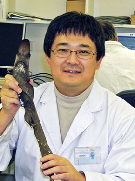 ヘラザメを持つ佐藤さん。2009年撮影。（写真提供：佐藤圭一）