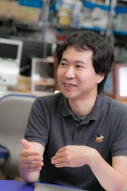 東京大学大学院情報理工学研究科で講師を務める鳴海拓志さん。さまざまな賞の受賞歴を誇る第一線のVR研究者だ。