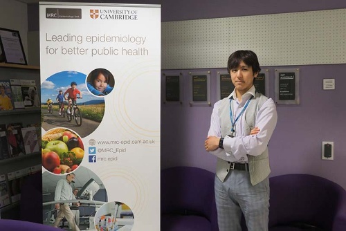 英国ケンブリッジ大学MRCに所属する栄養疫学者の今村文昭さん。
