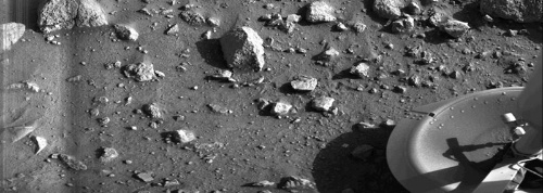 1976年7月20日、バイキング1号のランダーが着陸してすぐに撮影した火星。火星の地表で最初に撮影された写真だ。(Image:NASA)