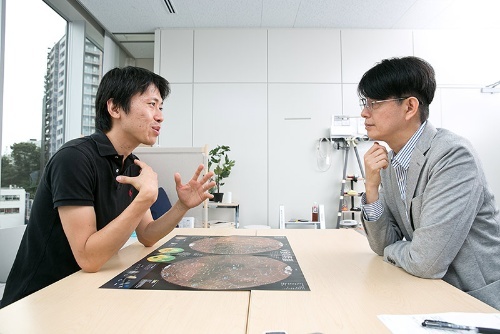 インタビューはナショナル ジオグラフィック日本版編集部の会議室で行われた。机の上にあるのは2016年11月号特製付録の火星の地図。