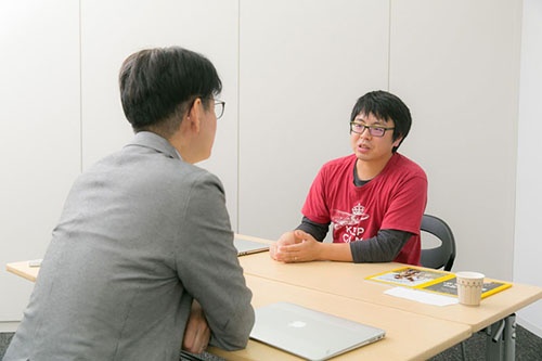宮下哲人さんは、最初の研究がいまだ終わらない理由を語り始めた。