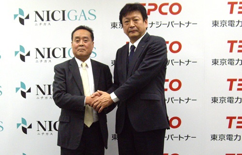 7月からの都市ガス販売開始を発表した東京電力エナジーパートナー・小早川智明社長（右）と、液化石油ガス（LPG）大手の日本瓦斯・和田眞治社長。東電は日ガスと提携し、家庭に都市ガスを供給する