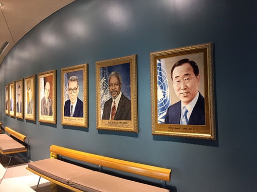 国連本部ビル1階ホールに掲示された歴代国連事務総長の肖像画(イランが寄贈したシルクの織物)。米国の国連政策の変化が懸念されるが、持続可能な環境・社会に向け、各国の連携はさらに重要になっている