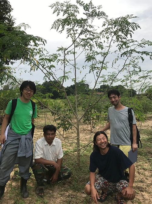 フロムファーイーストの依頼で森を育てるカンボジアの人々と阪口社長（右から2番目）
