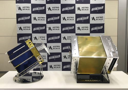 左はデブリを除去する衛星の子機、右は小さいデブリのマップを作成する観測衛星のモックアップ
