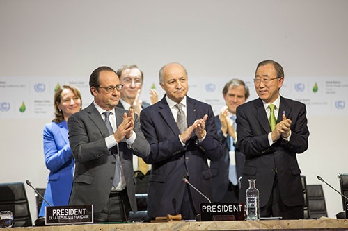 2015年12月パリで開いたCOP21でパリ協定が採択された（写真：UNFCCC）