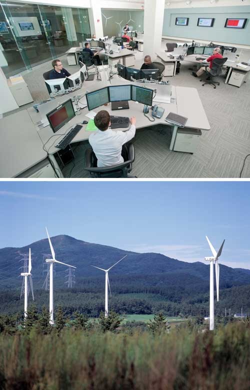 米GEは納入した風力発電設備を遠隔から常時監視する。写真は米ニューヨークにある監視センター(上)。青森県六ヶ所村にあるウインドファーム(下)