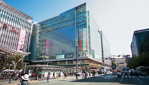 昨年、丸井グループが九州に初めて出店した博多マルイ。顧客と対話を重ねて店舗を開発した結果、オープンから12日間で来店客が100万人を突破。過去最高の出足となった