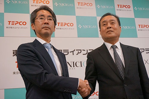 ガス販売を支援する新会社を設立。左が東京電力エナジーパートナーの川崎敏寛社長、右が日本瓦斯の和田眞治社長