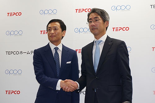 省エネサービスを提供する新会社を設立。左がエプコの岩崎辰之社長、右が東京電力エナジーパートナーの川崎敏寛社長